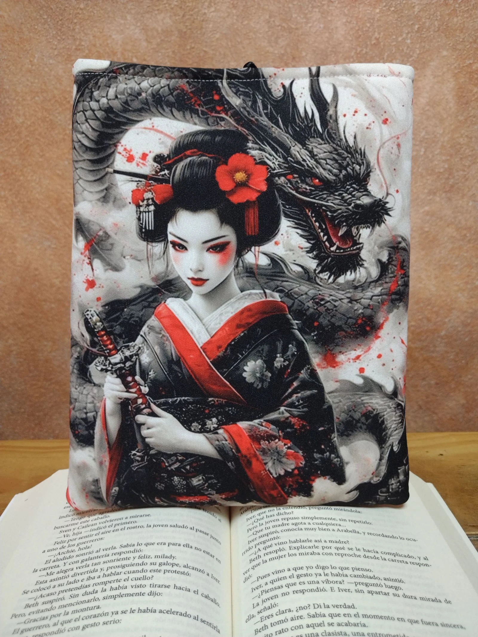 Padded literary case - Gheisa and dragon - Handmade. – photo 2